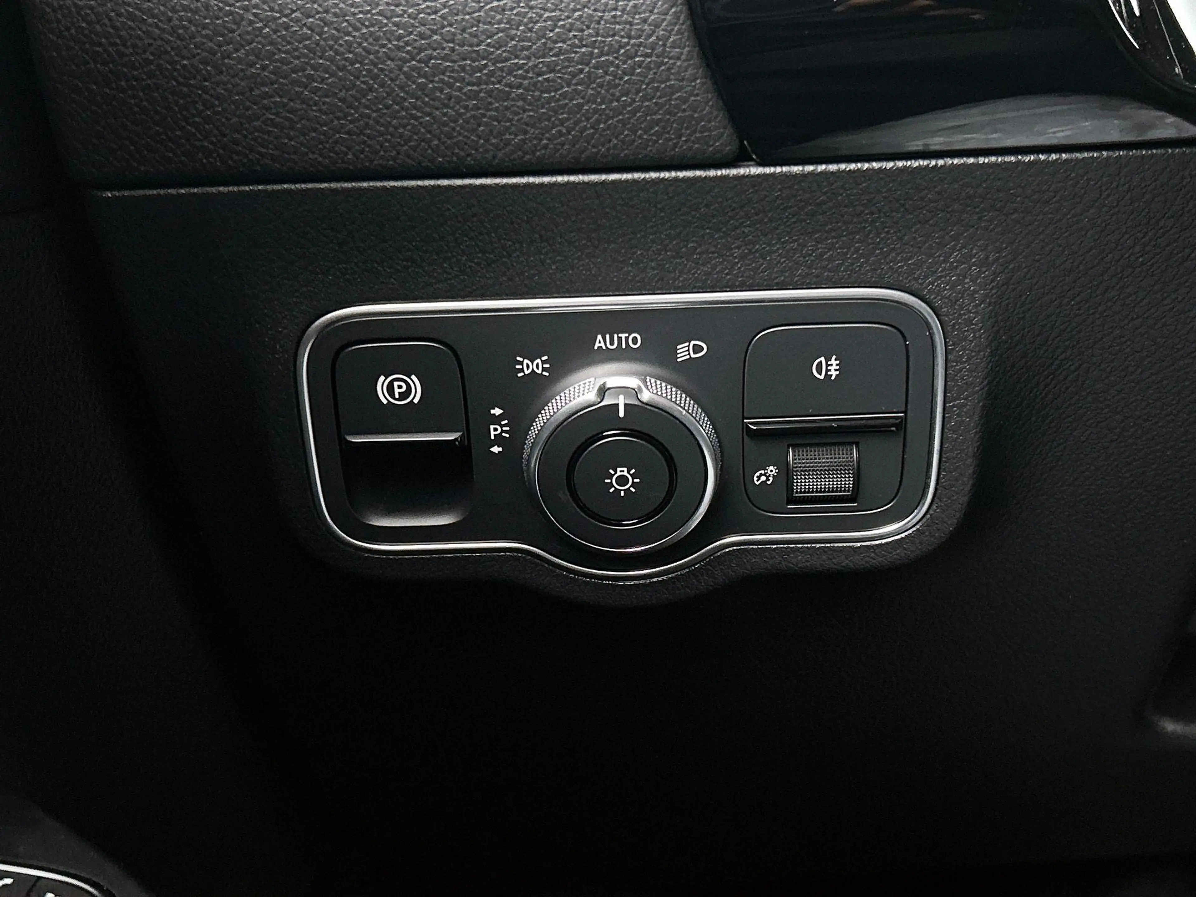 Mercedes-Benz GLA 180 GLA Essential Line — photo 12