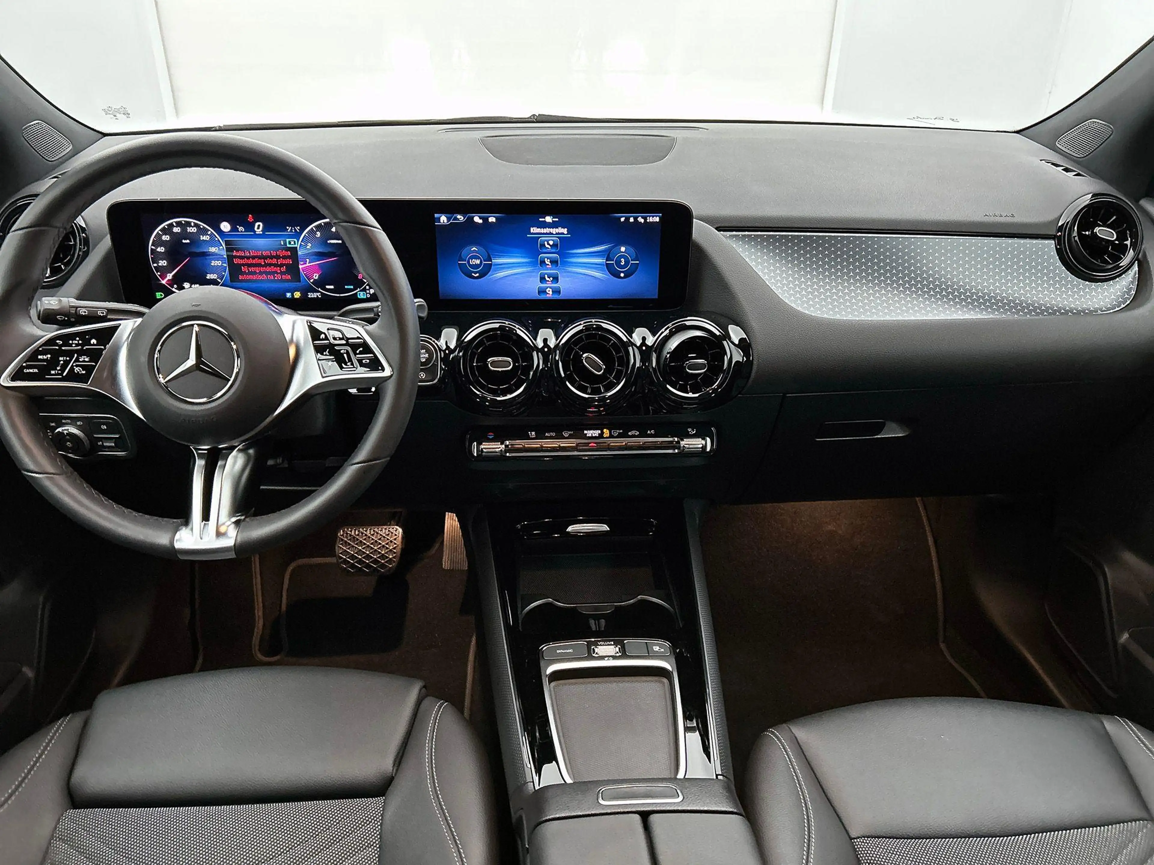 Mercedes-Benz GLA 180 GLA Essential Line — photo 3