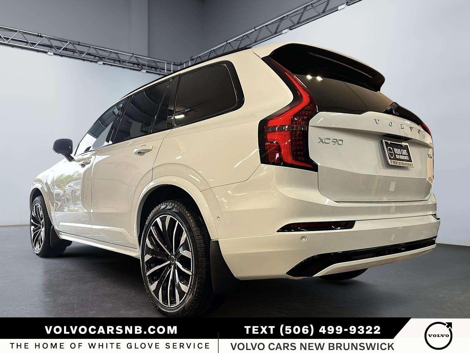 2026 Volvo XC90 T8 Ultra Dark Theme alt 4
