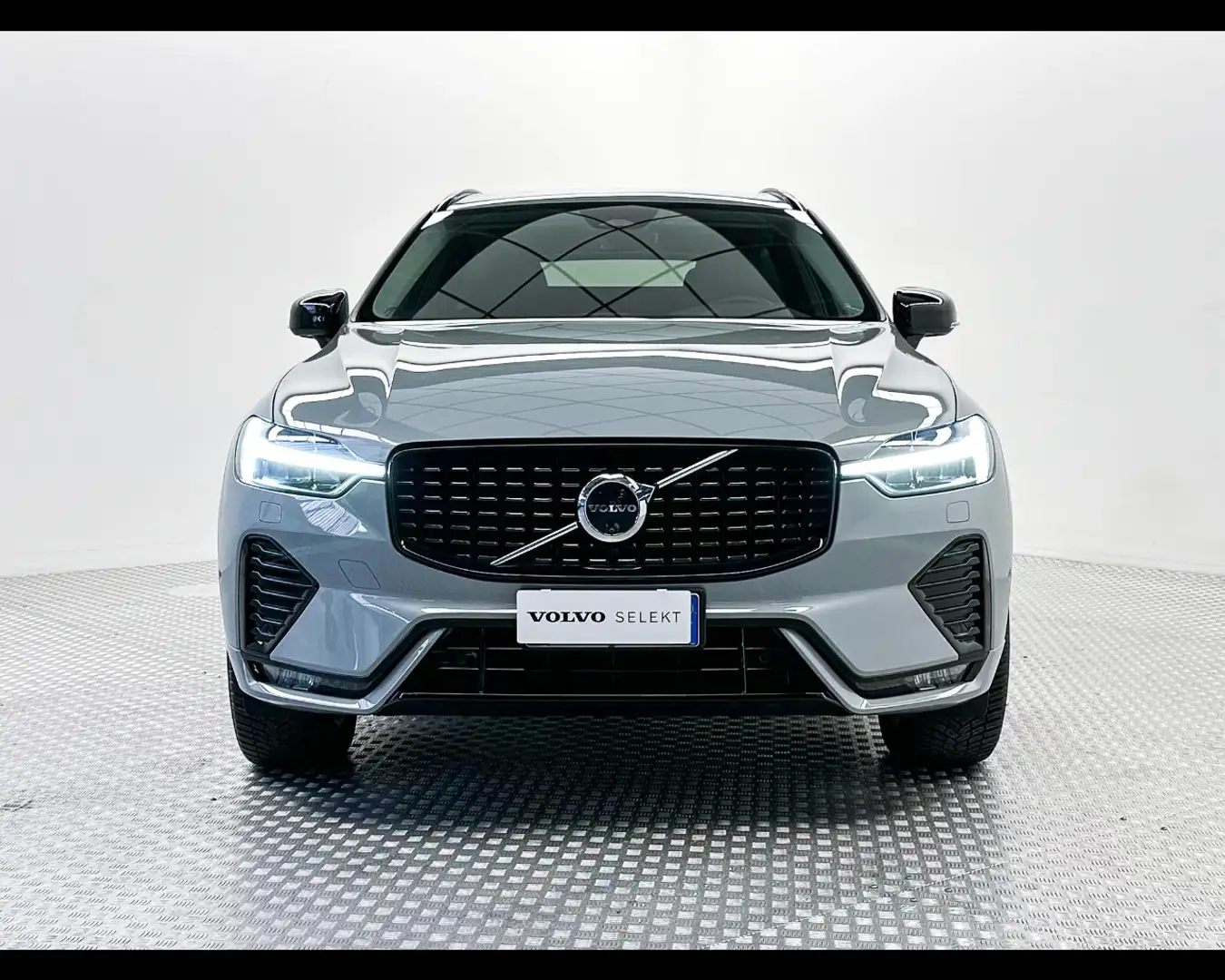 Volvo XC60 B4 automatico Plus Dark Grigio - 2