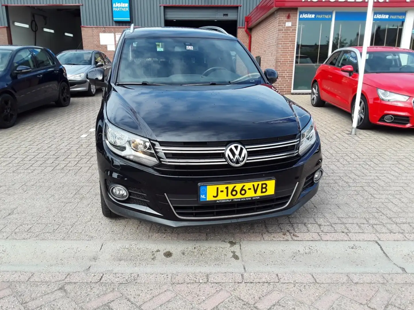 Volkswagen Tiguan 1.4 TSI SPORT&STYLE-LOUNGE / 150 PK / NAVI / TREKH Schwarz - 2