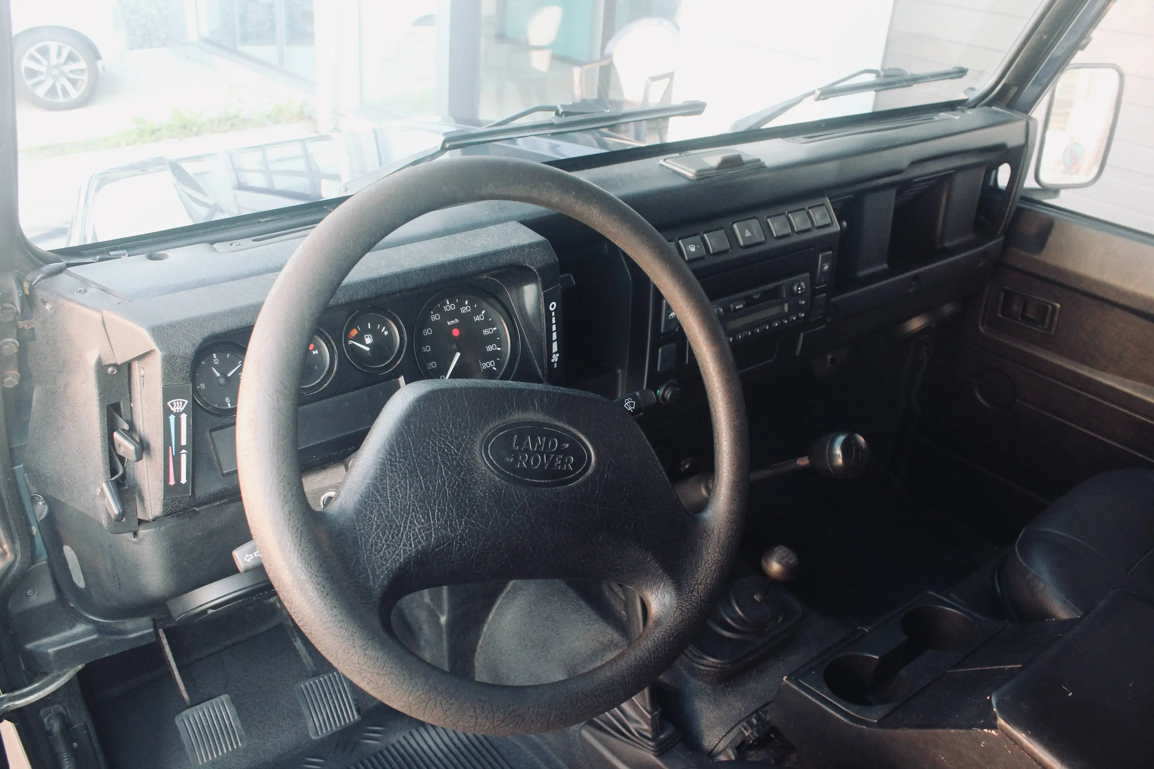 Land Rover Defender 2.5 Turbo d5 S — photo 11