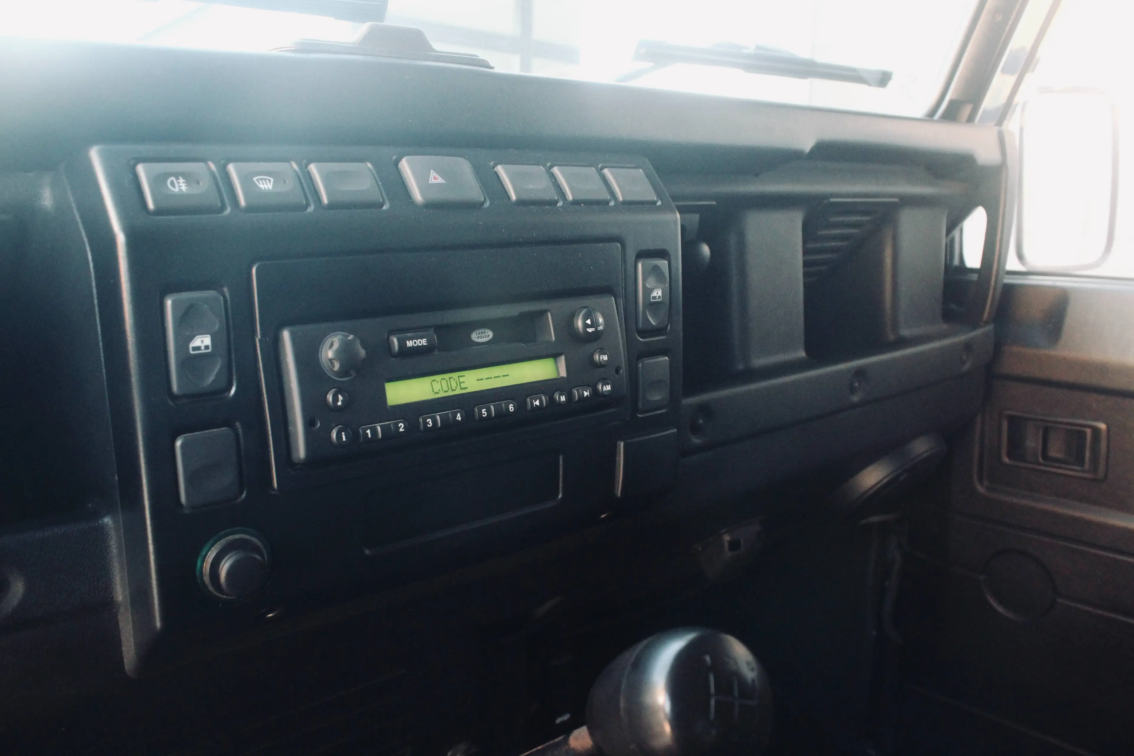 Land Rover Defender 2.5 Turbo d5 S — photo 13