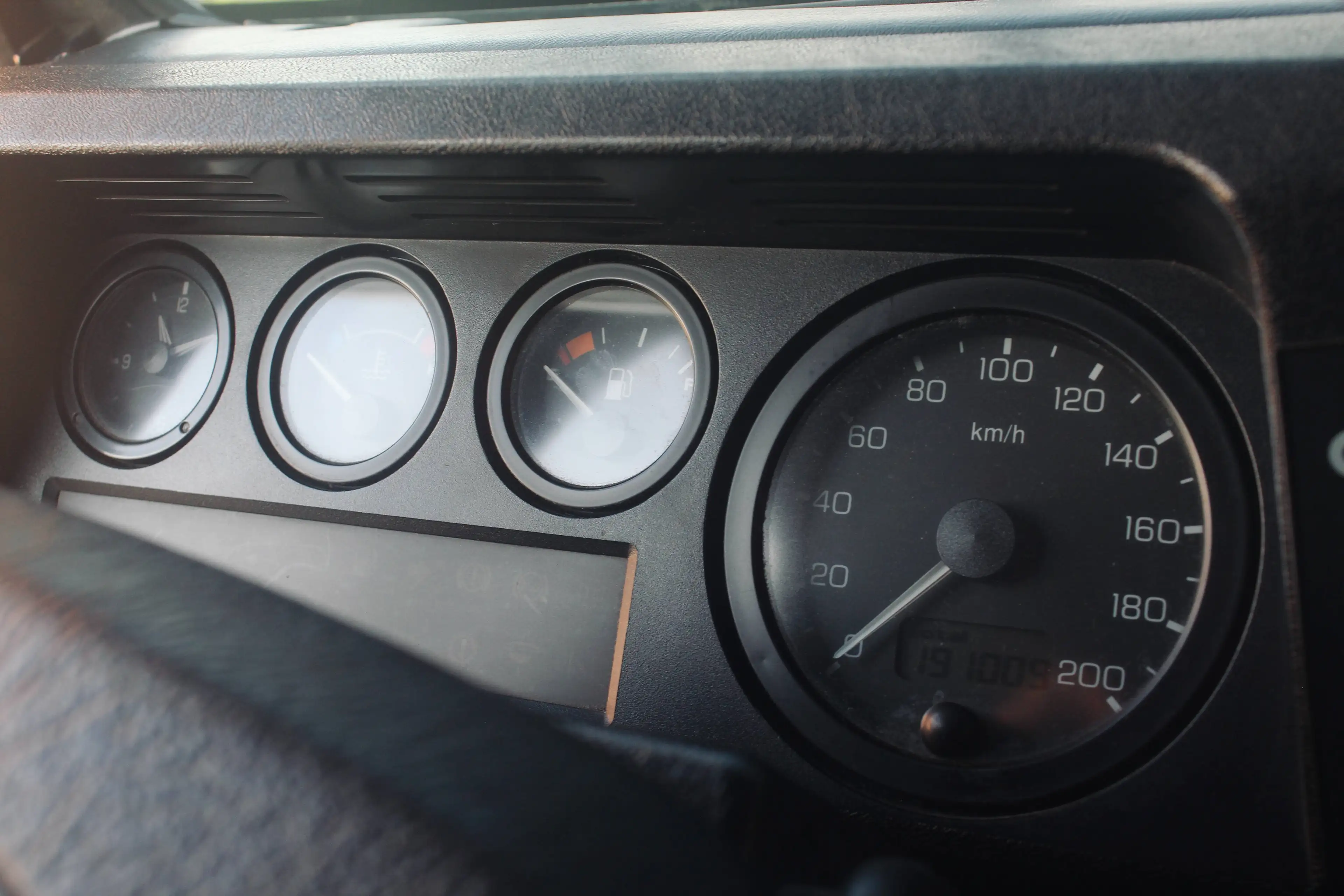 Land Rover Defender 2.5 Turbo d5 S — photo 14