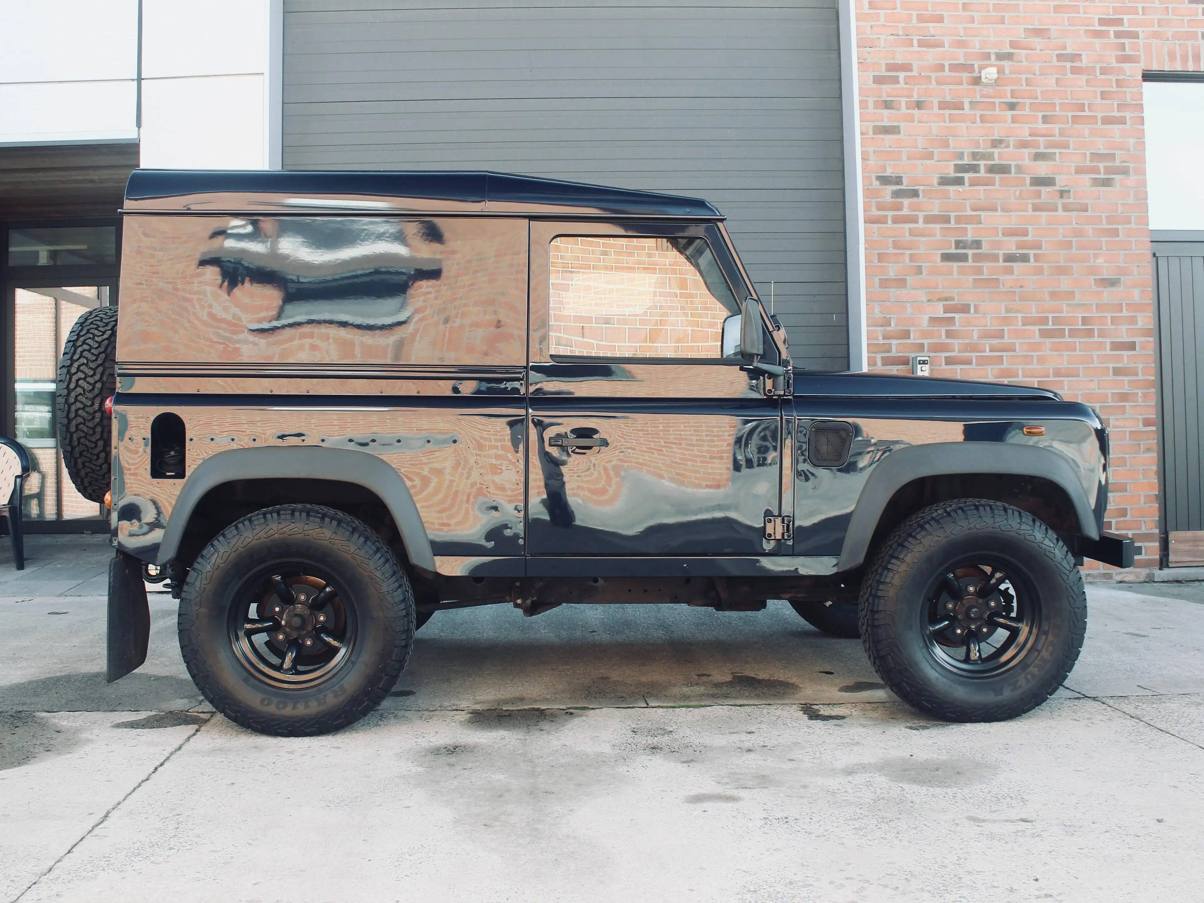 Land Rover Defender 2.5 Turbo d5 S — photo 2