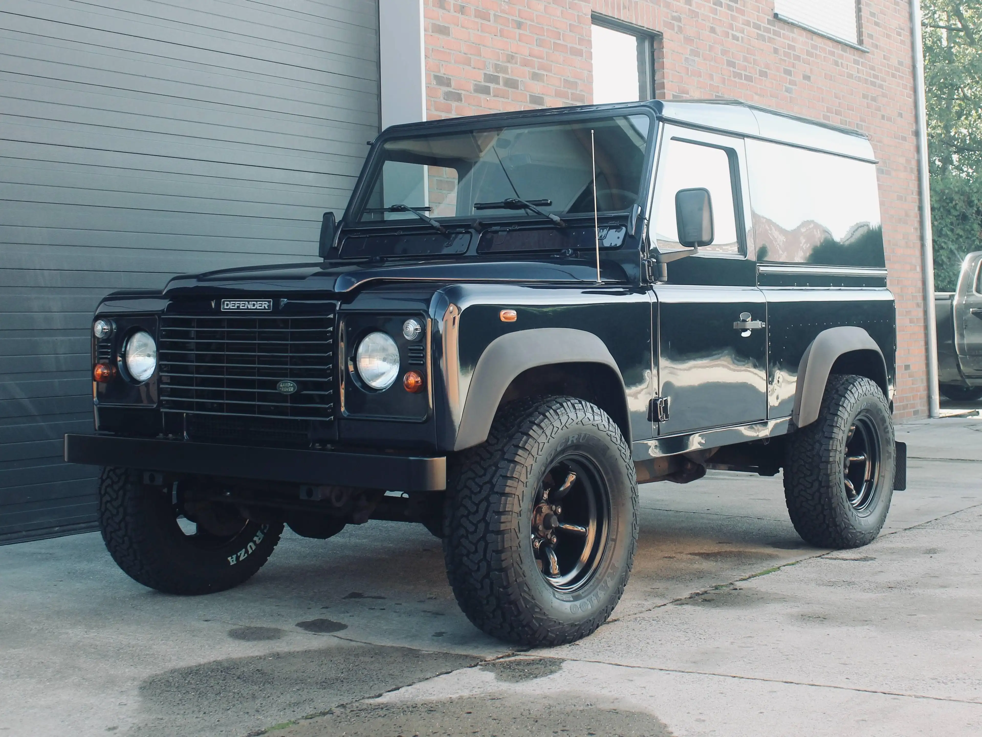 Land Rover Defender 2.5 Turbo d5 S — photo 8