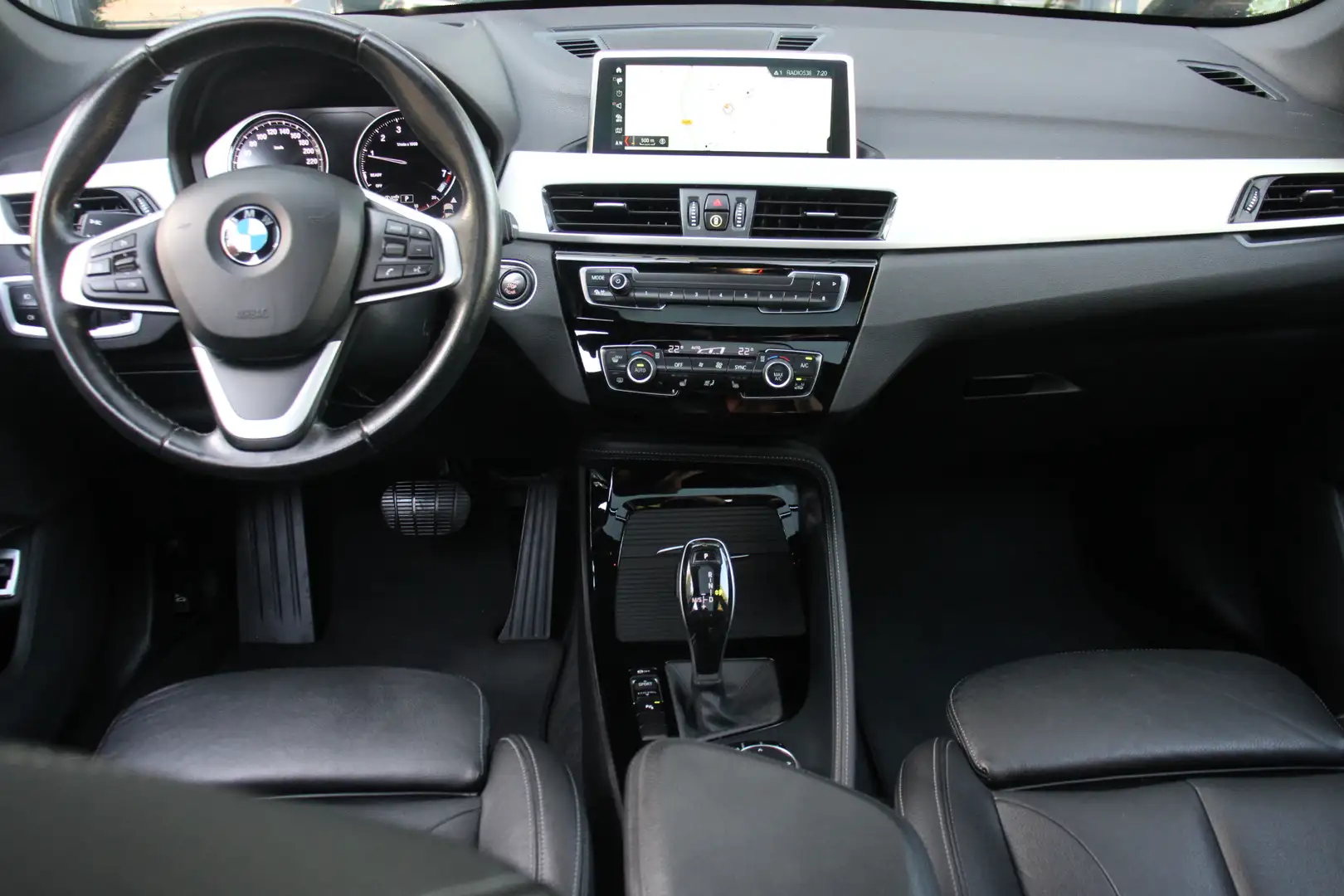 BMW X1 sDrive20i Orange Edition II Zwart - 2