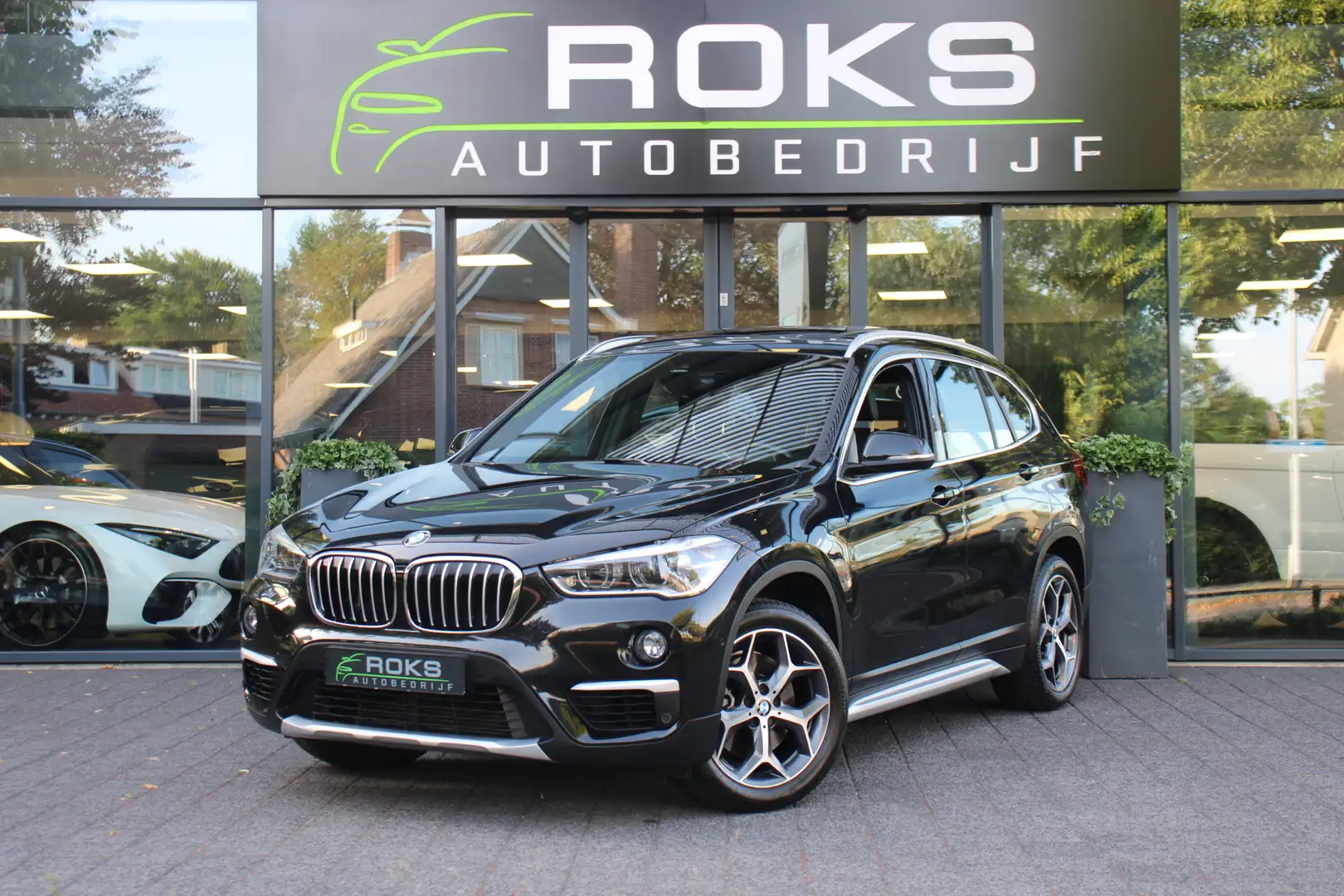 BMW X1 sDrive20i Orange Edition II Zwart - 1