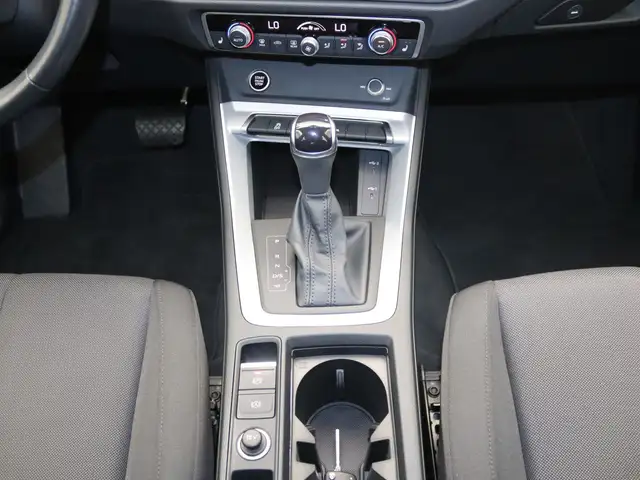 Audi Q3 view 10