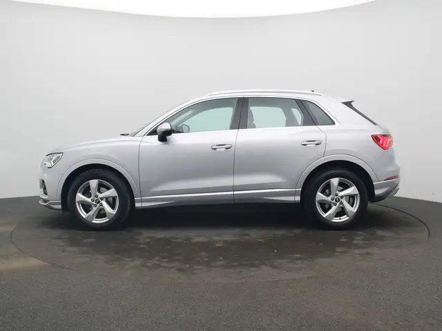 Audi Q3 view 4