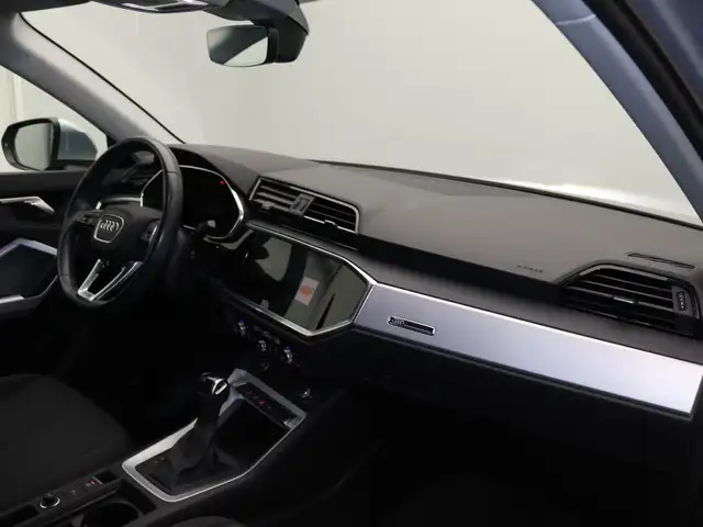 Audi Q3 view 12