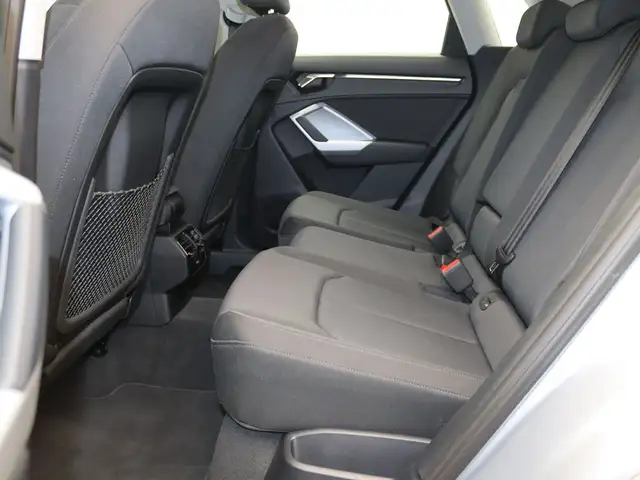 Audi Q3 view 13