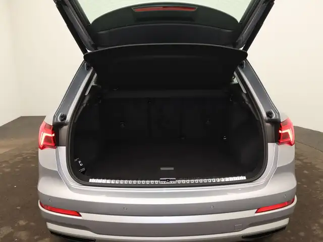 Audi Q3 view 8