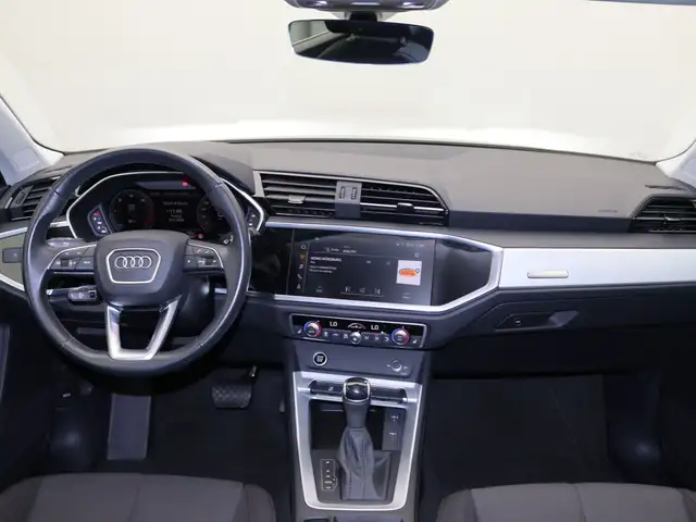 Audi Q3 view 9