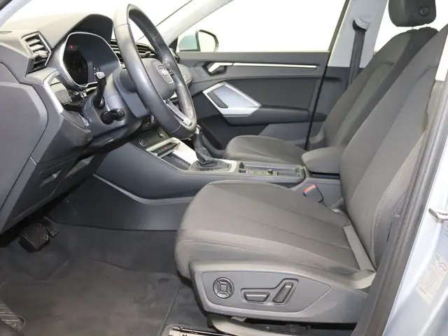 Audi Q3 view 14