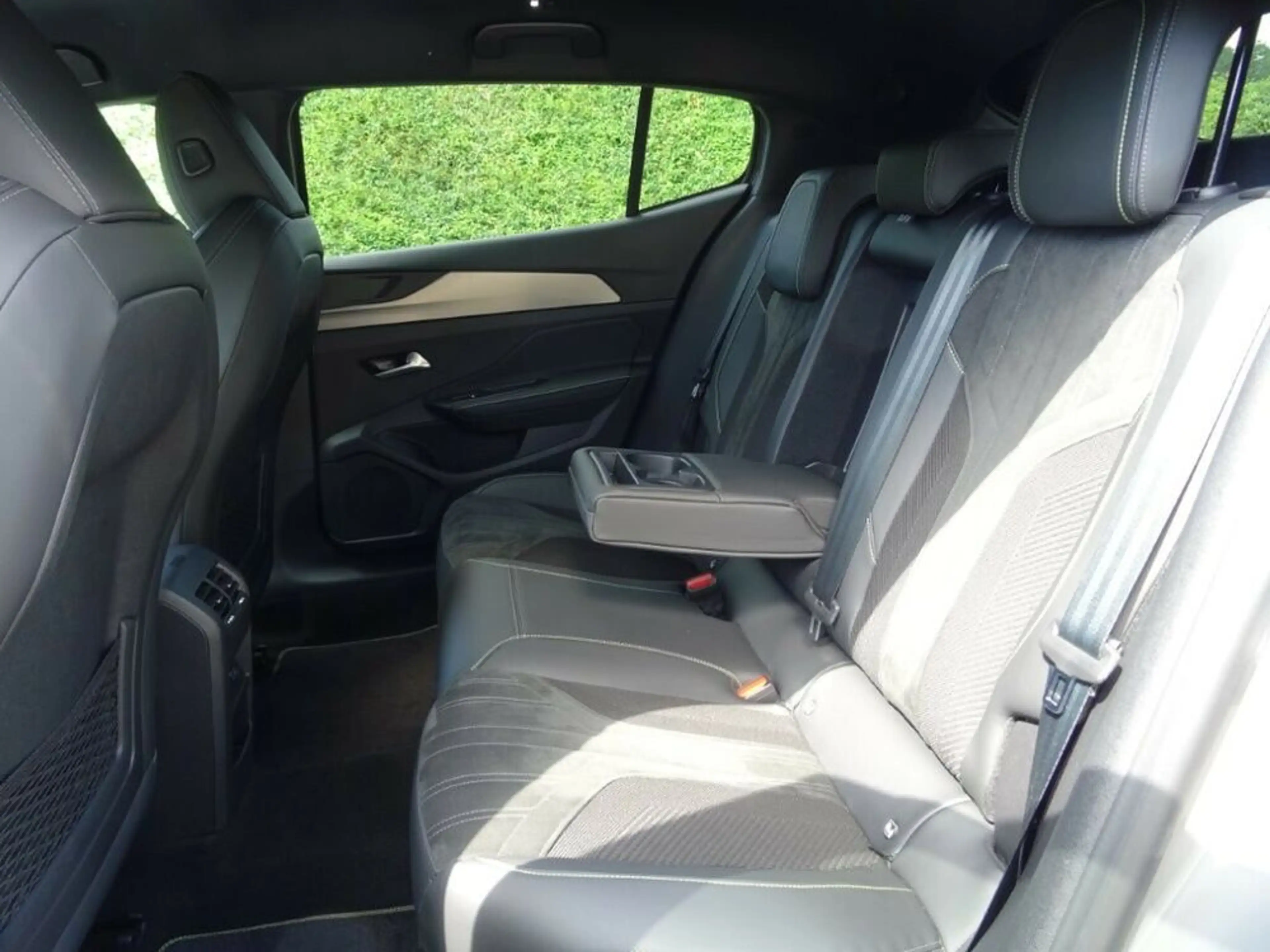 Peugeot 408 PHEV Plug In Hybrid 225 GT — photo 12