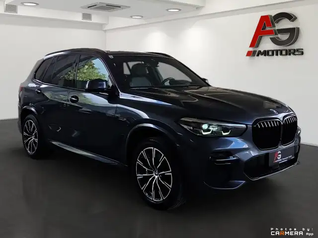 BMW X5 Xdrive45e view 3