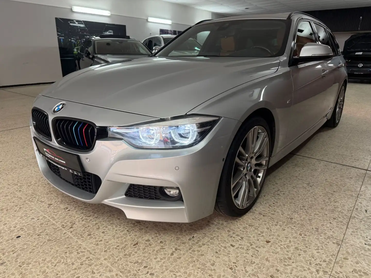 BMW 330 i MSport Shadow*HeadUP*AHK*R-Kamera*BMW Serv* Silber - 2