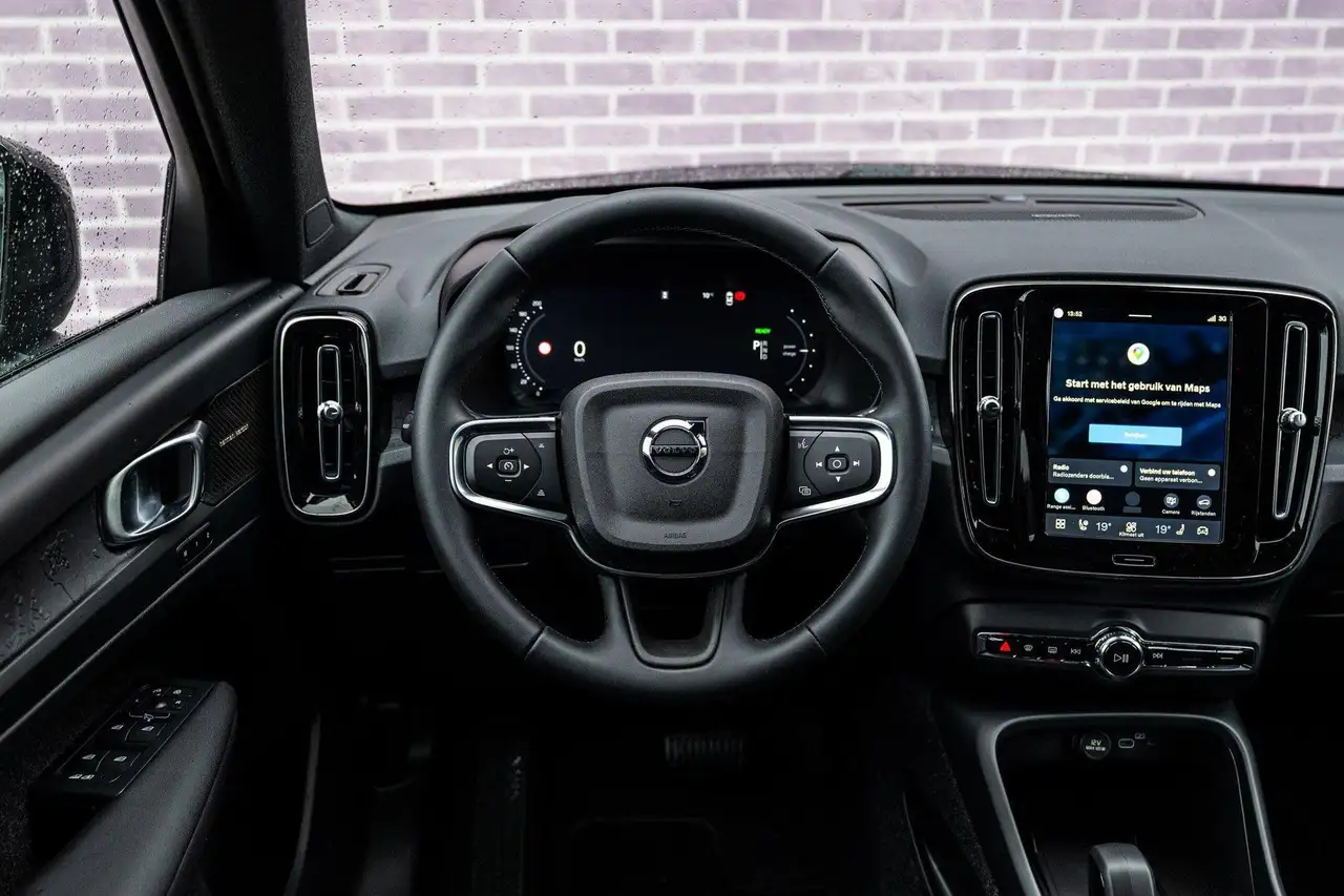 Volvo EX40 2026
