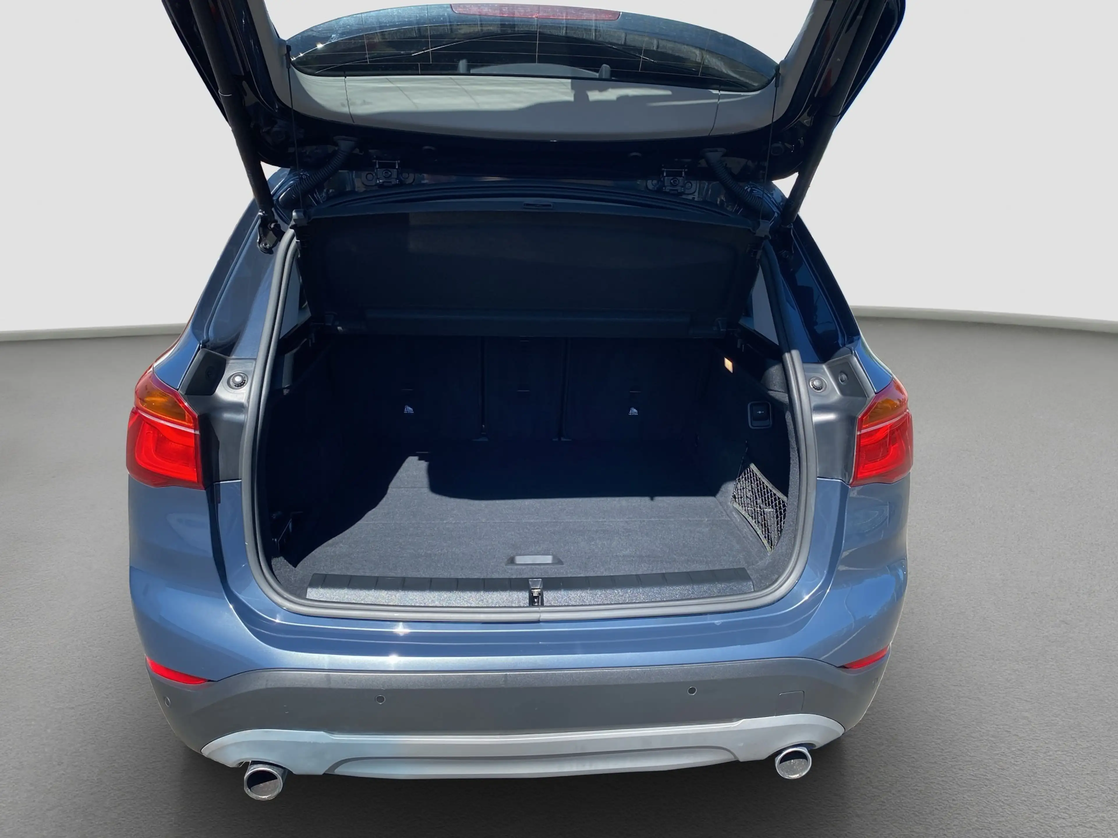 BMW X1 xDrive 20i Advantage AHK LED 1. Hand — photo 10