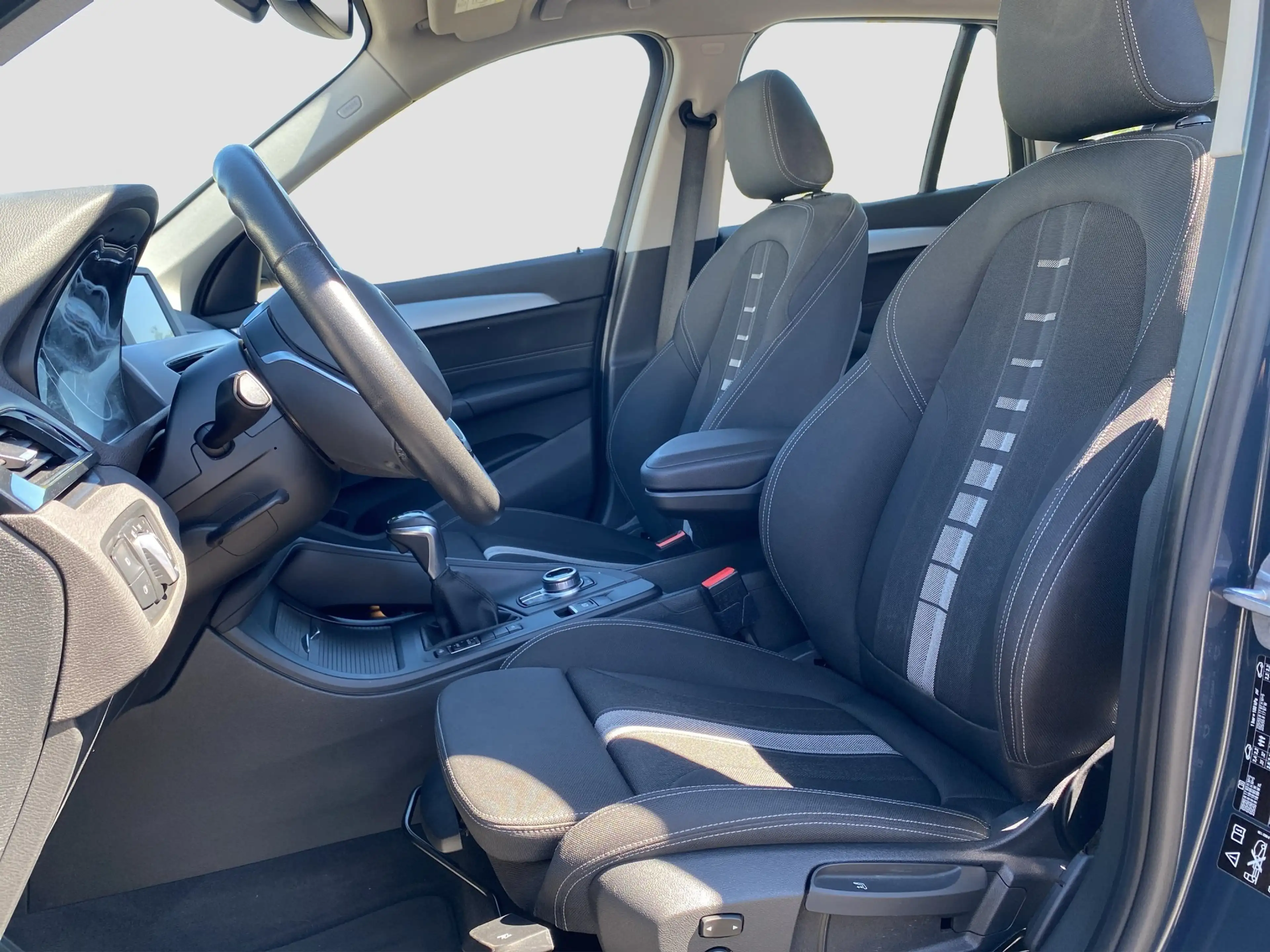 BMW X1 xDrive 20i Advantage AHK LED 1. Hand — photo 11