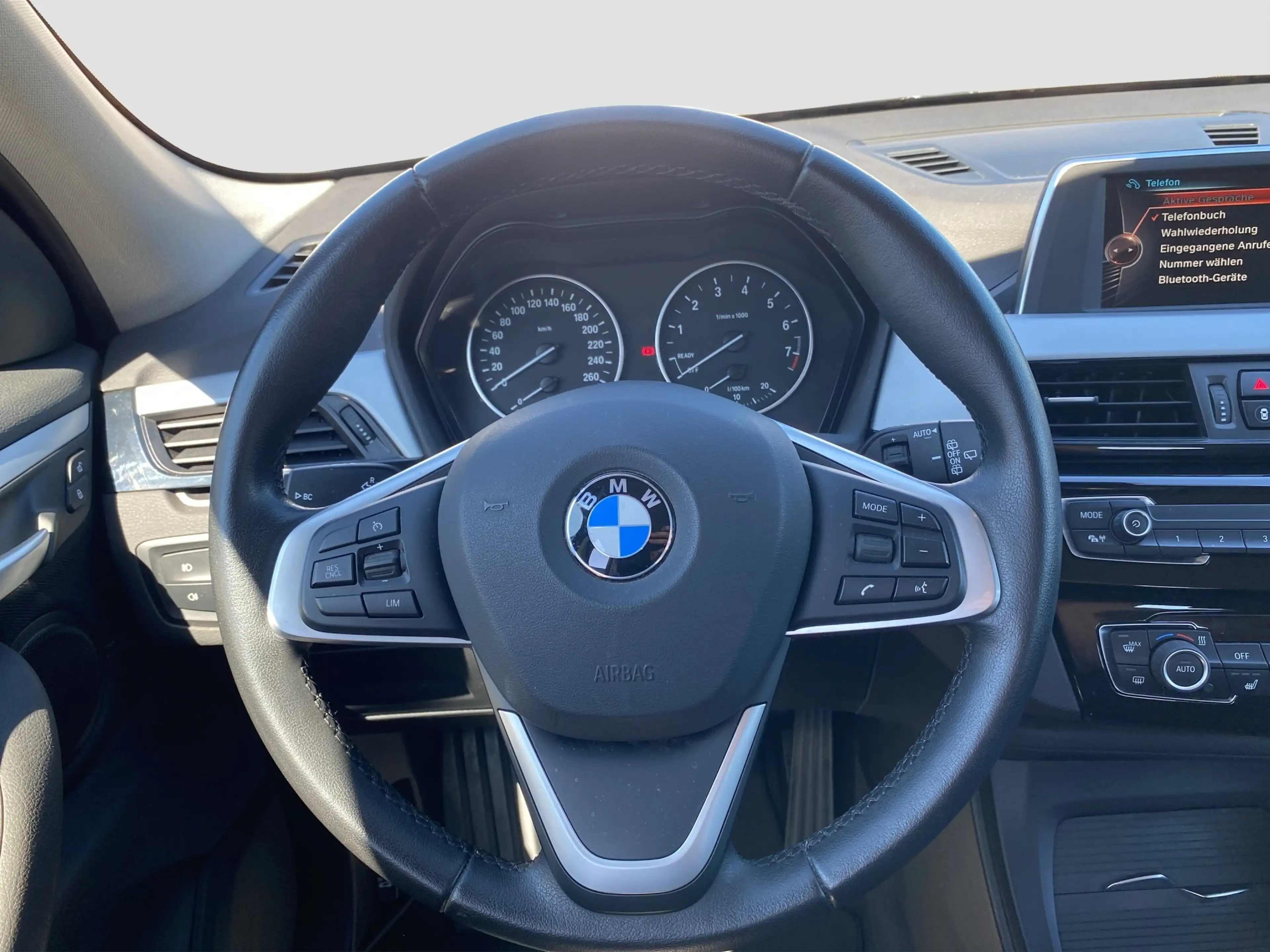 BMW X1 xDrive 20i Advantage AHK LED 1. Hand — photo 13