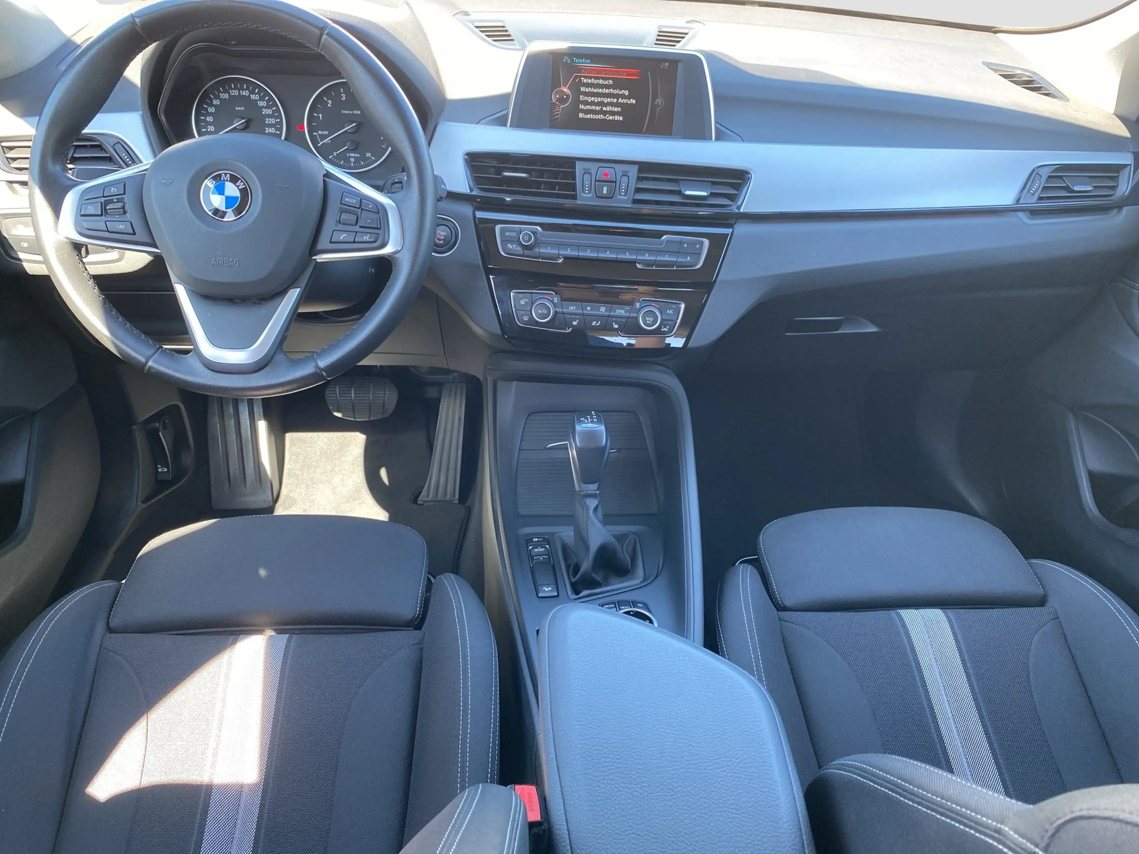 BMW X1 xDrive 20i Advantage AHK LED 1. Hand — photo 12
