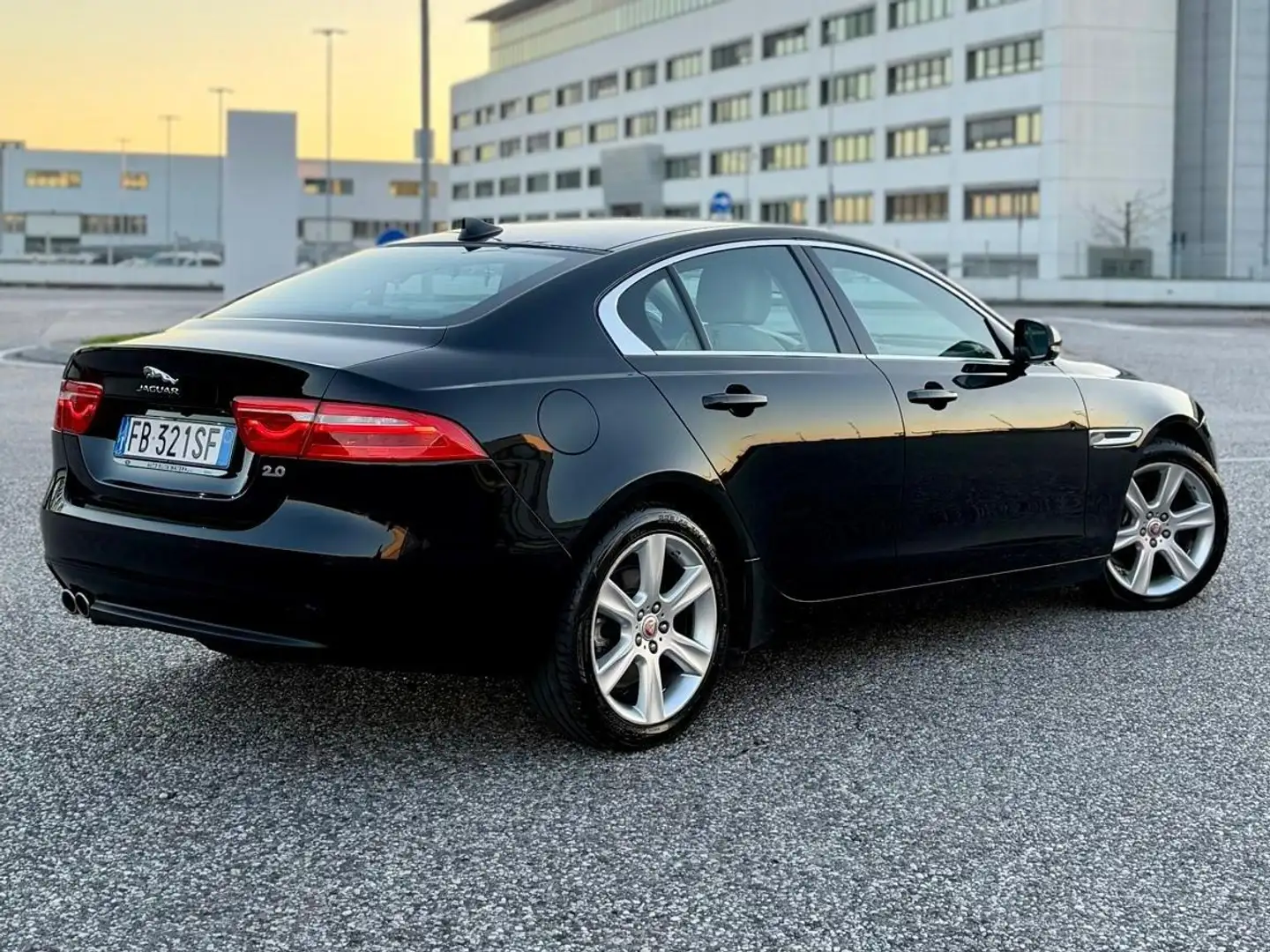 Jaguar XE XE 2.0d Prestige Business edition 180cv auto Nero - 2
