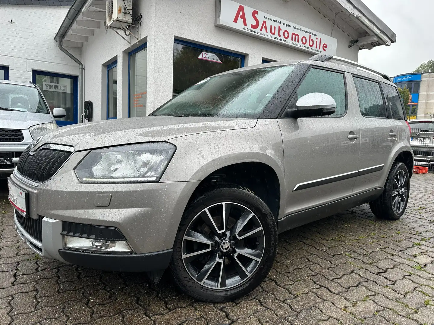 Skoda Yeti 2.0 TDI Adventure ALLRAD+XENON+KLIMATRO+6 GANG+PDC Grau - 1