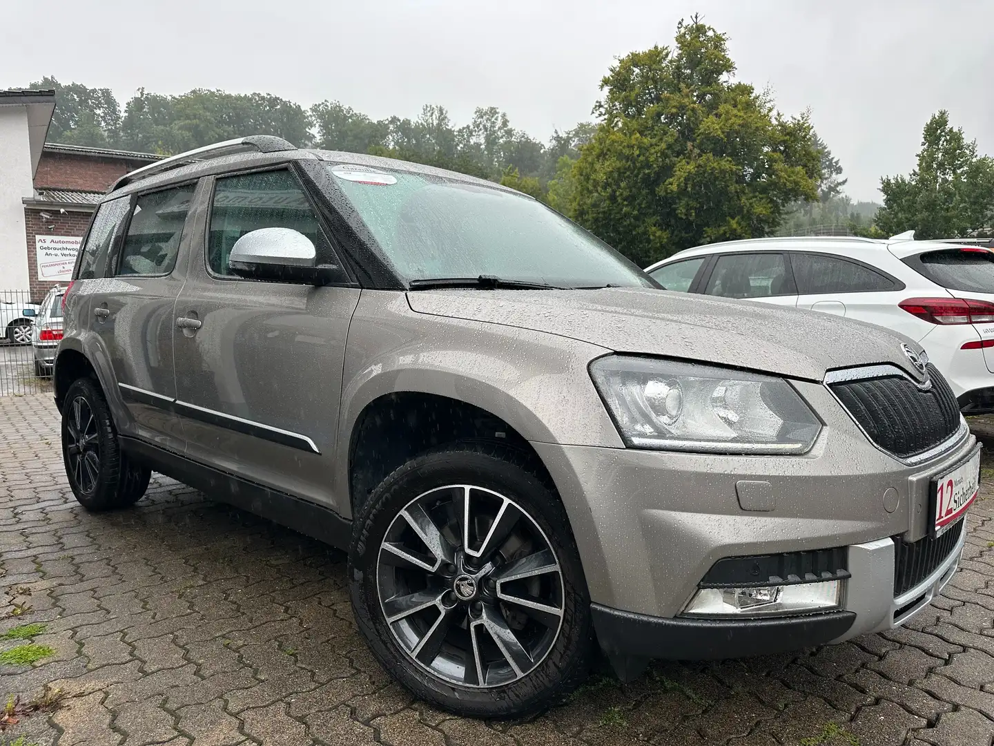 Skoda Yeti 2.0 TDI Adventure ALLRAD+XENON+KLIMATRO+6 GANG+PDC Grau - 2