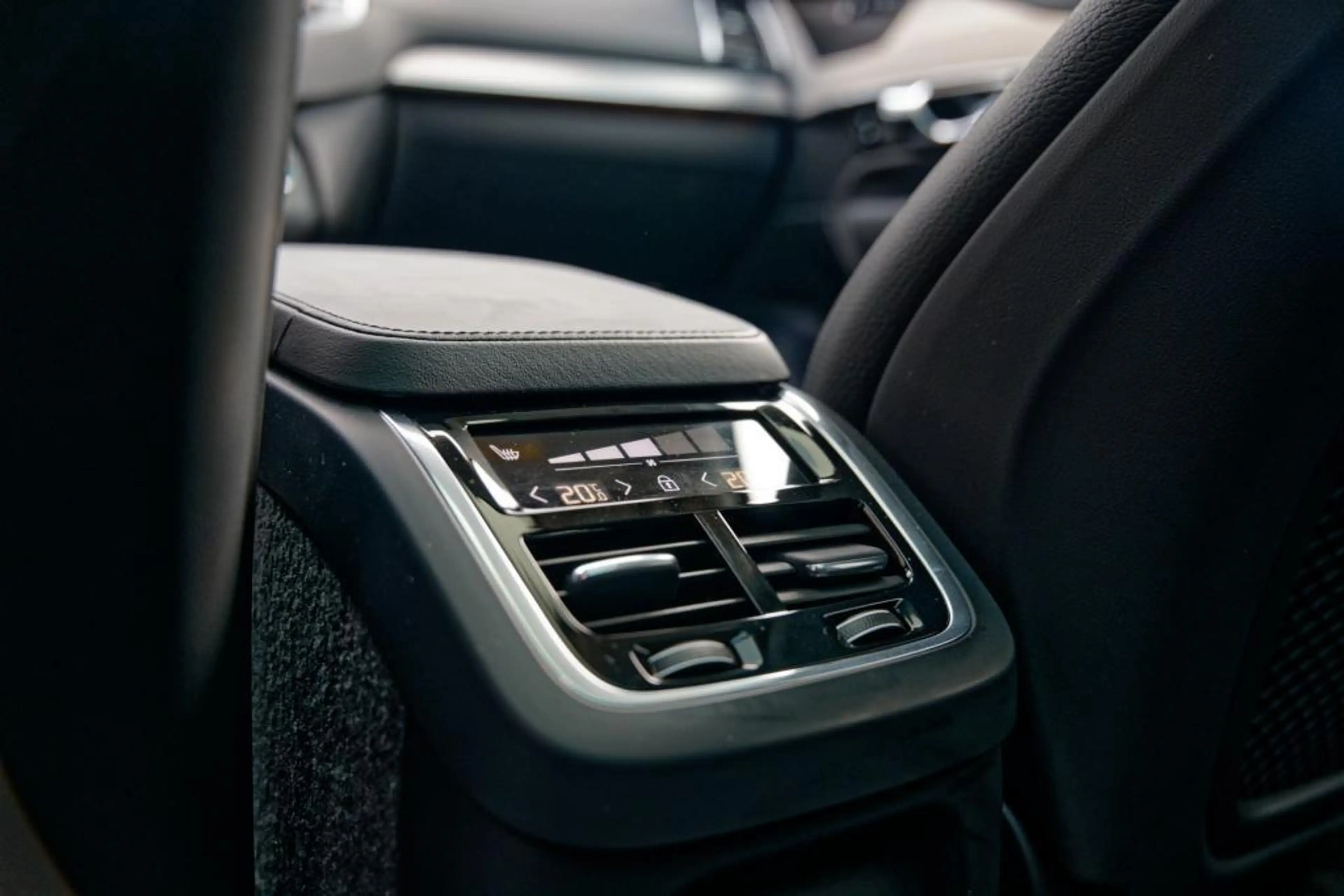 Volvo XC90 2.0 T8 Recharge AWD Plus Dark Panoramadak, LM velg — photo 13