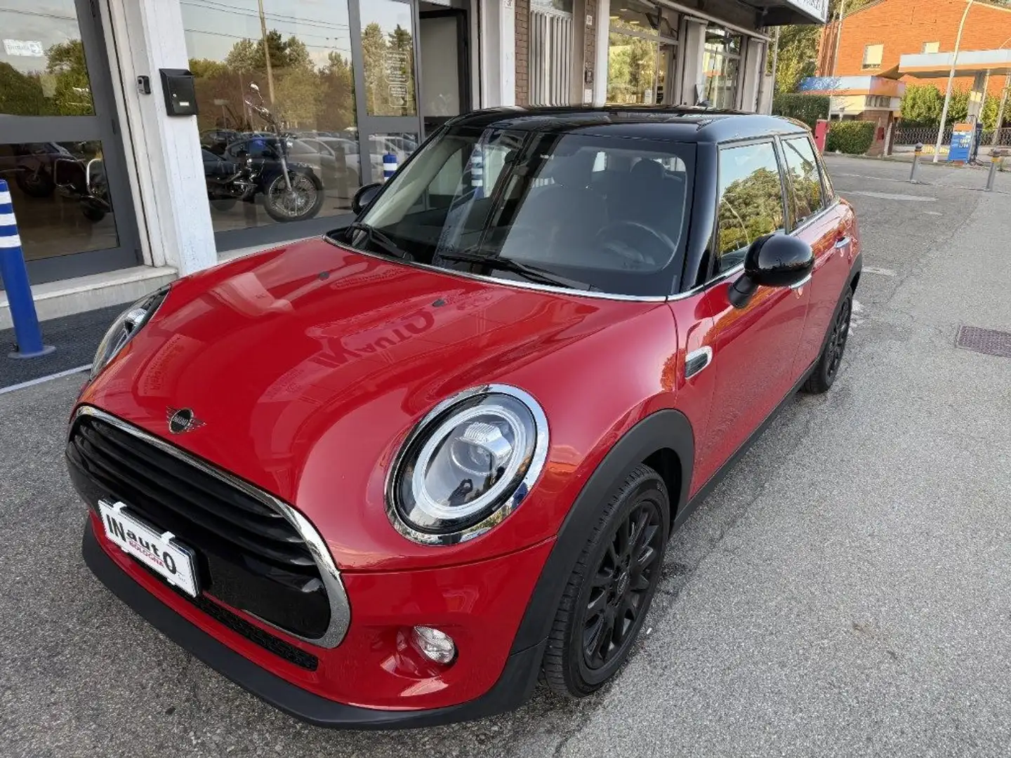 MINI Cooper 1.5 Cooper Business 5 porte Rood - 1