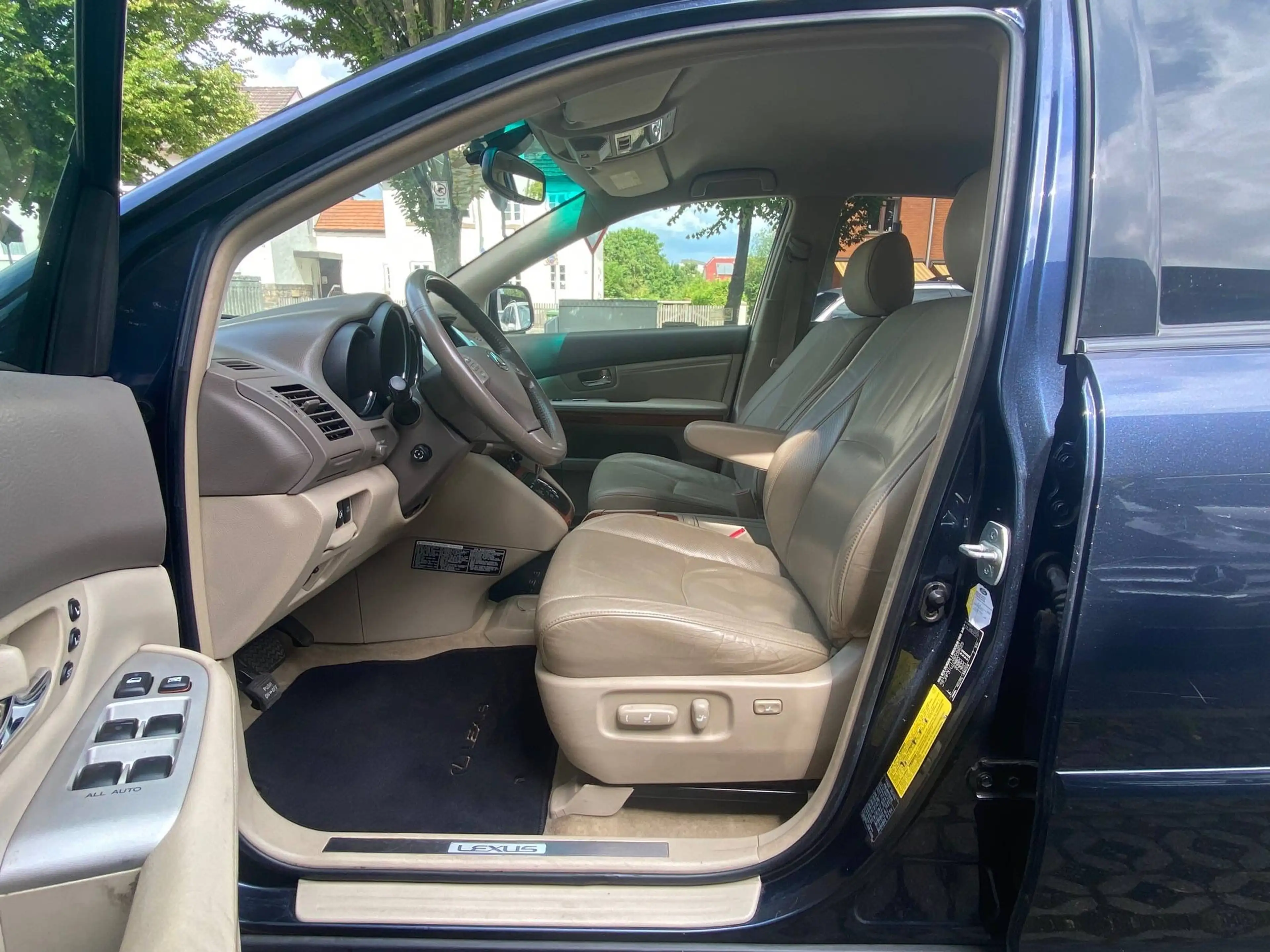 Lexus RX 300 Luxury — photo 8