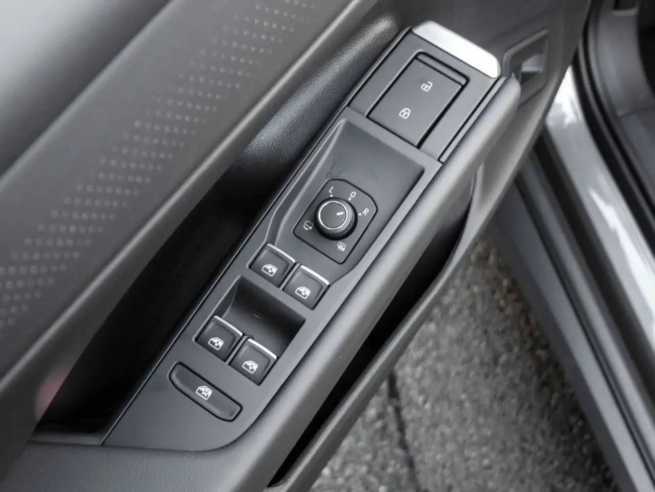 Volkswagen T-Roc Style 1.5 l eTSI (150 PS) 7-Gang-DSG PANO 16