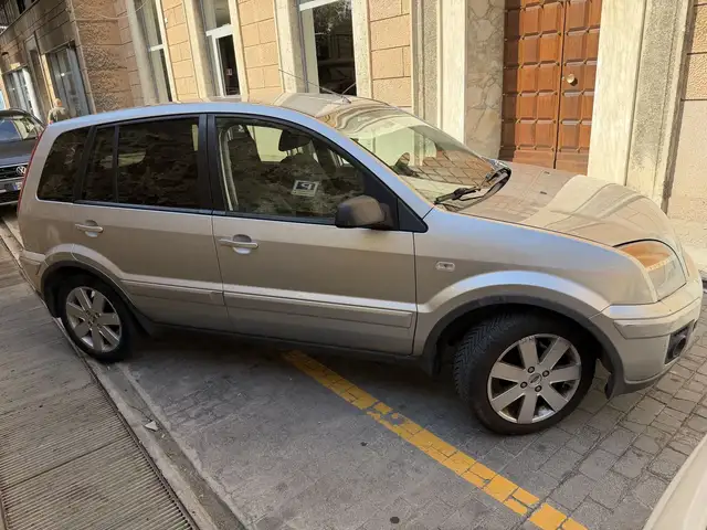 Ford Fusion view 5