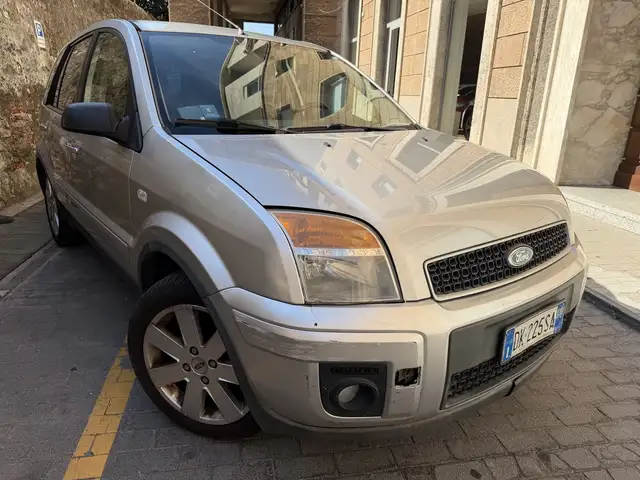 Ford Fusion view 6