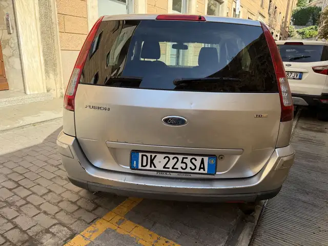 Ford Fusion view 4