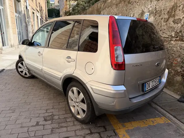 Ford Fusion view 3