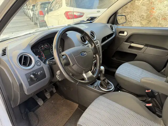 Ford Fusion view 7