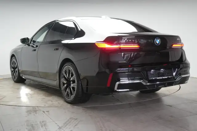 BMW I7 view 4