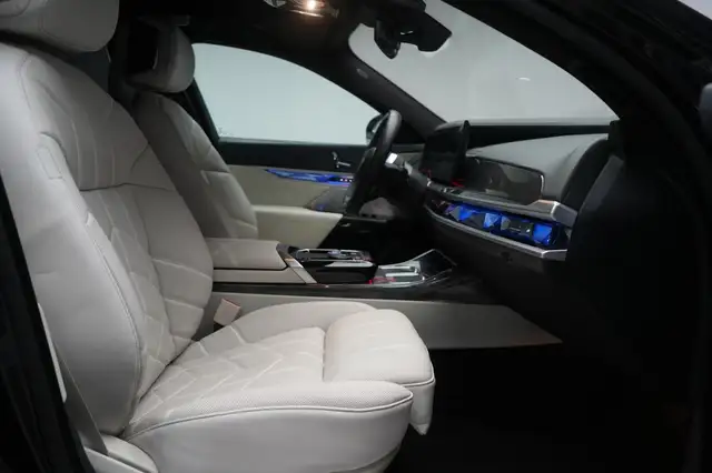 BMW I7 view 6