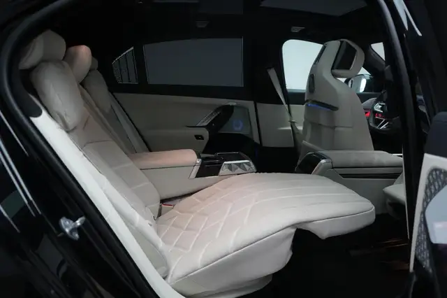 BMW I7 view 10