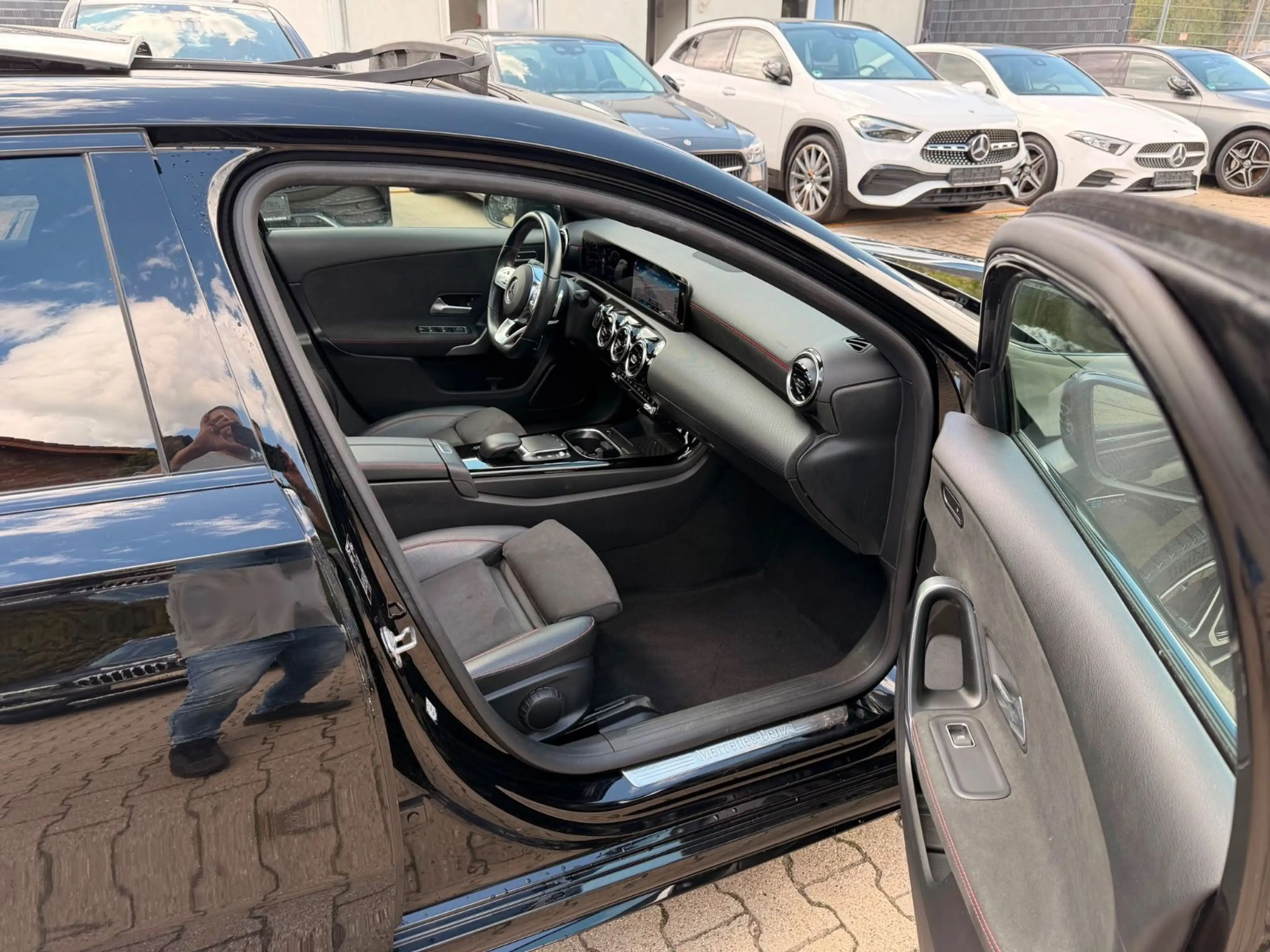 Mercedes-Benz A 250 e AMG LINE 8G-DCT-PANODACH-WIDESCREEN-LED- — photo 15