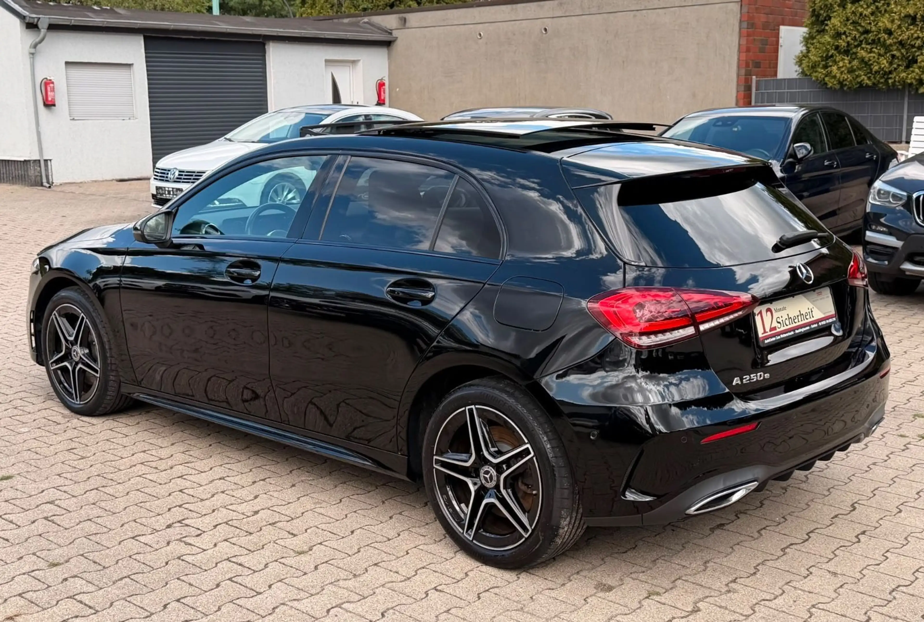 Mercedes-Benz A 250 e AMG LINE 8G-DCT-PANODACH-WIDESCREEN-LED- — photo 14