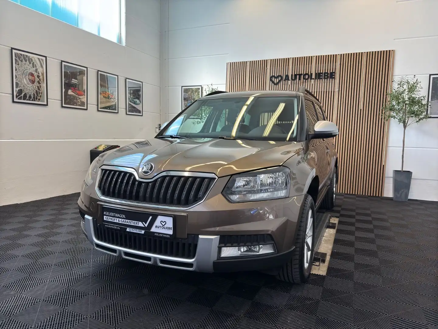 Skoda Yeti 1.4 TSI Ambition Outdoor DSG*AHK*PDC*1HAND Brun - 2