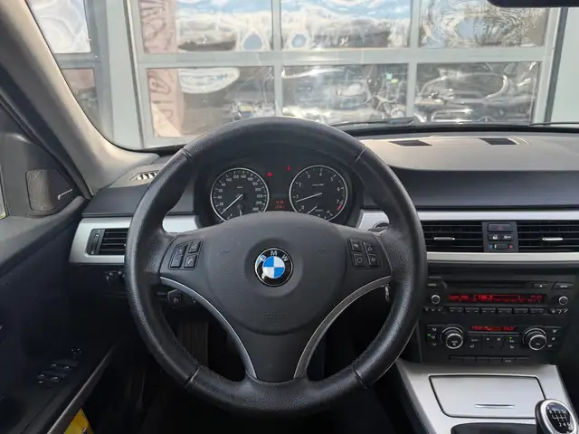 BMW 3 Series view 8