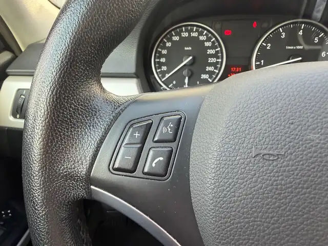 BMW 3 Series view 10
