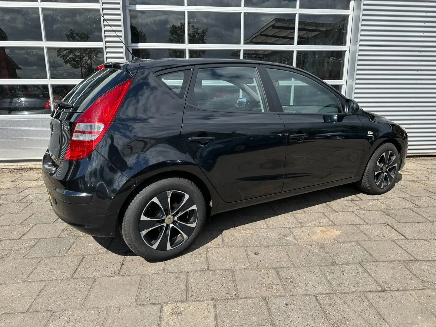 Hyundai i30 1.6 CRDi Active - Airco - (BESTEMD VOOR EXPORT) Zwart - 2