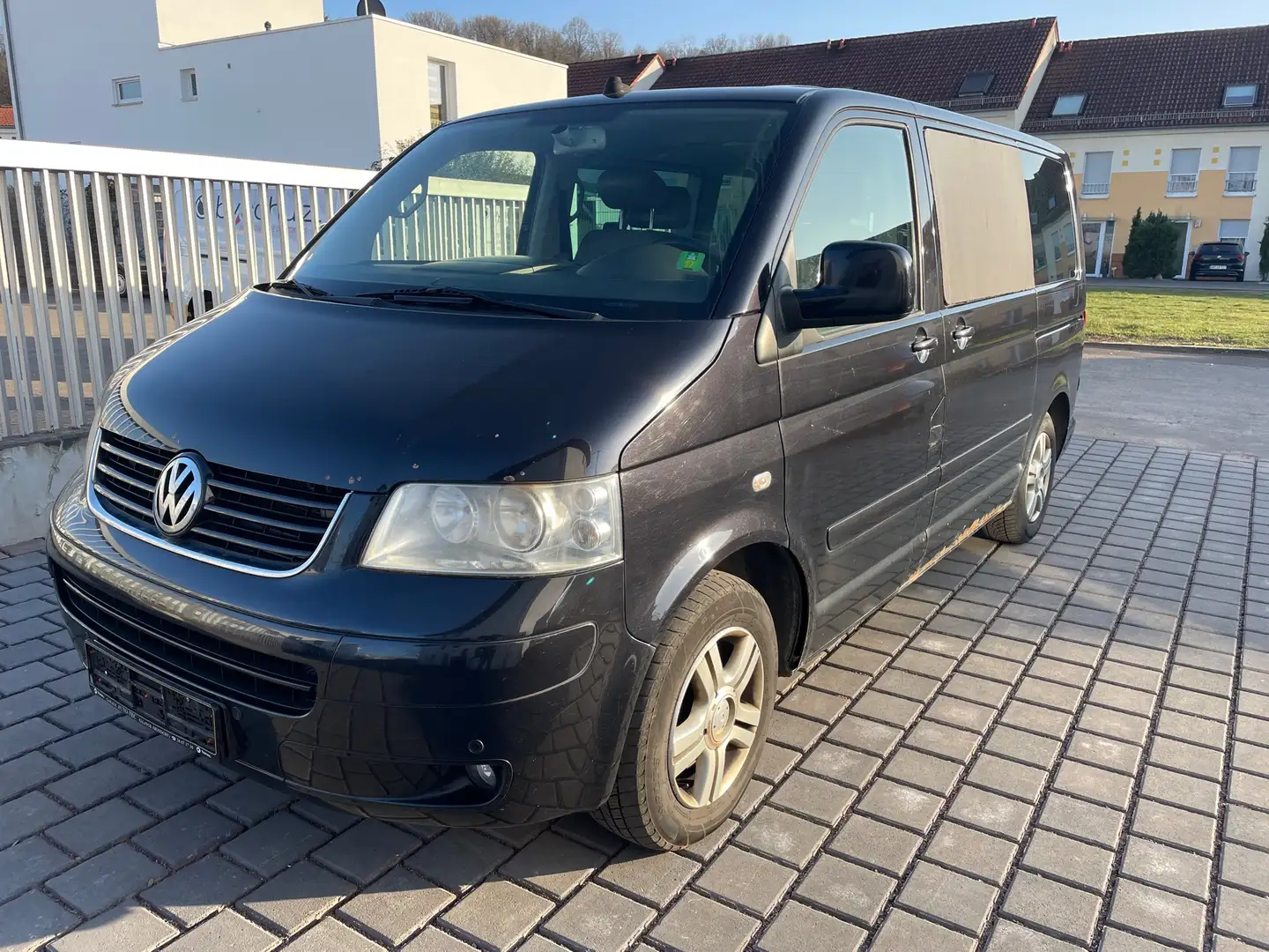 Volkswagen T5 Multivan Transporter in Schwarz gebraucht in Saarbrücken -  Güdingen für € 7.900
