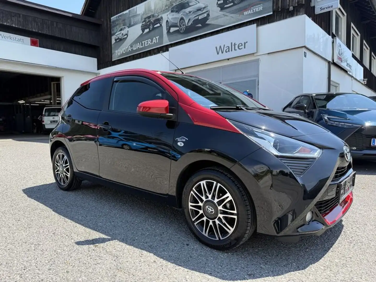 Toyota Aygo 1,0 VVT-i x-clusiv x-shift Aut. Zwart - 1